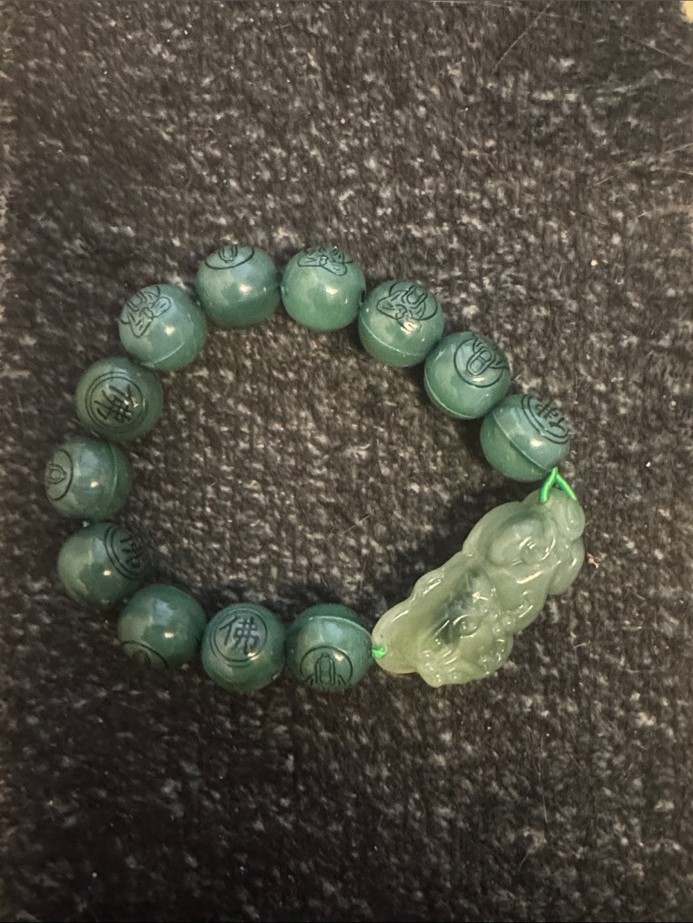 Green Jade Bead Bracelet with Carved Pendant